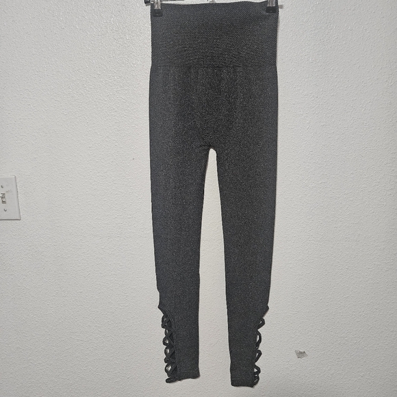 NWB Zenana Outfitters Seamless leggings with cut outs size s/m - Picture 2 of 13